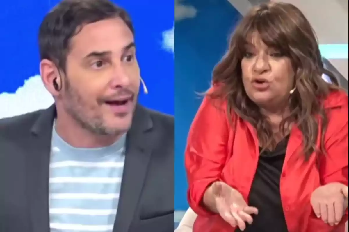 Dos personas en un programa de televisión, una de ellas con auriculares y camiseta a rayas, la otra con chaqueta roja, ambas parecen estar en una conversación animada.