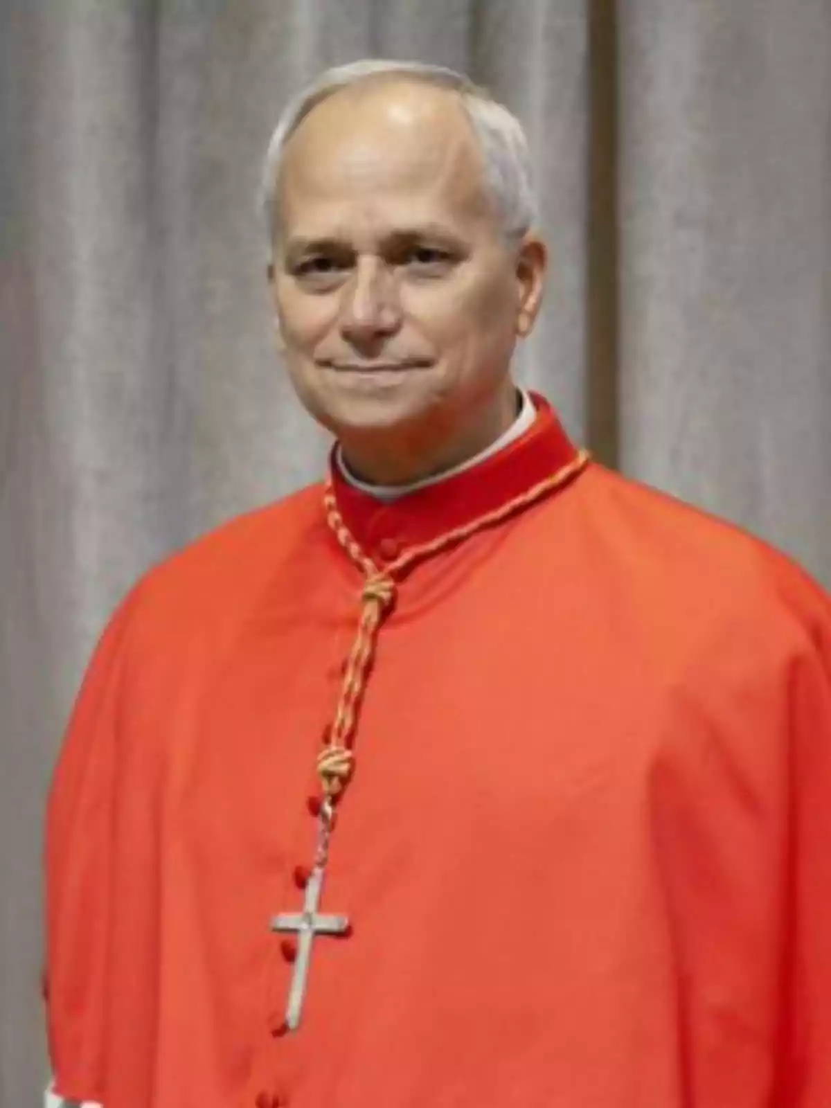 Un hombre con vestimenta religiosa roja y una cruz colgante. Un hombre con vestimenta religiosa roja y una cruz colgante.