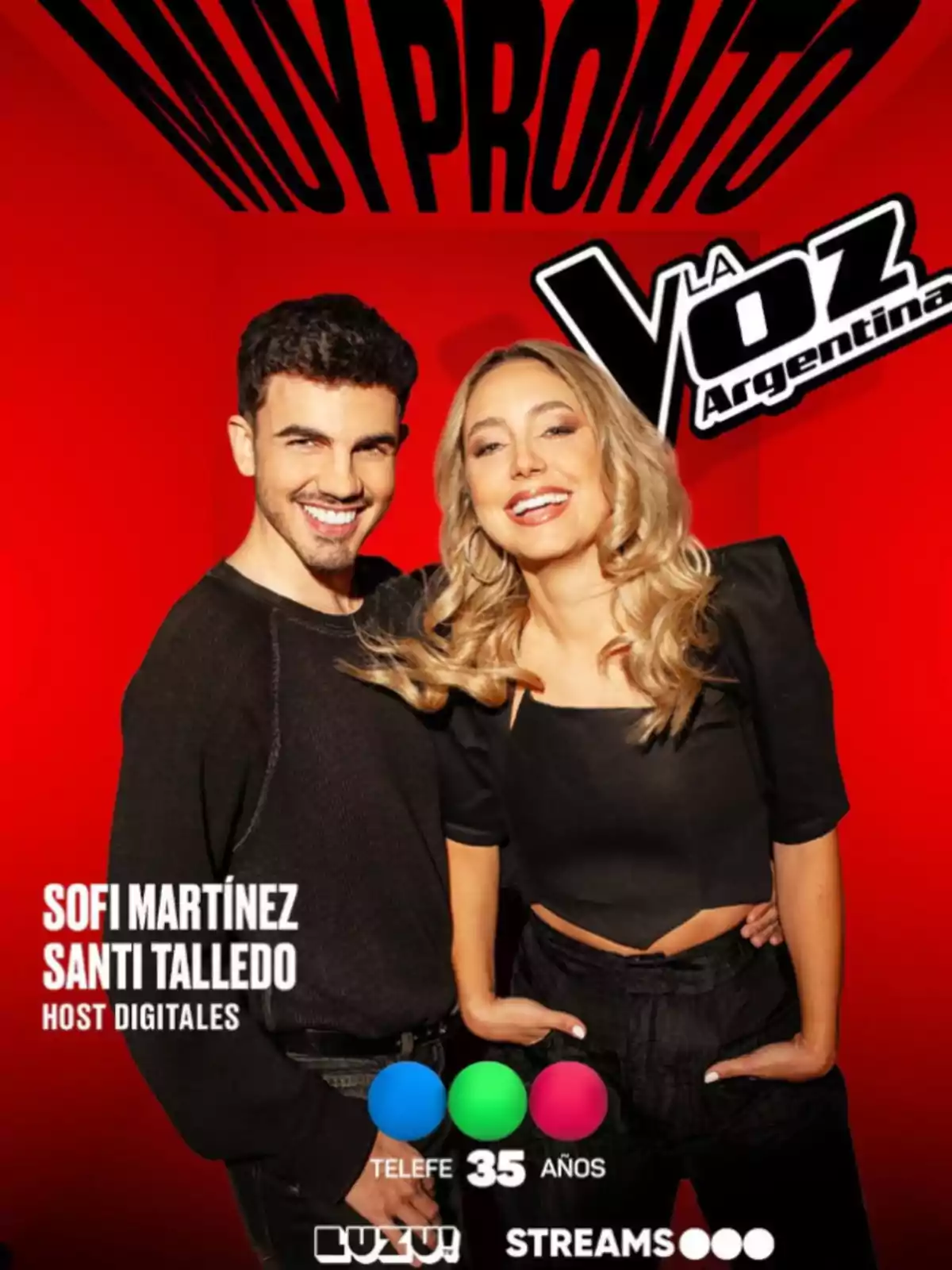 Dos personas posan juntas frente a un fondo rojo con el logo de Dos personas posan juntas frente a un fondo rojo con el logo de