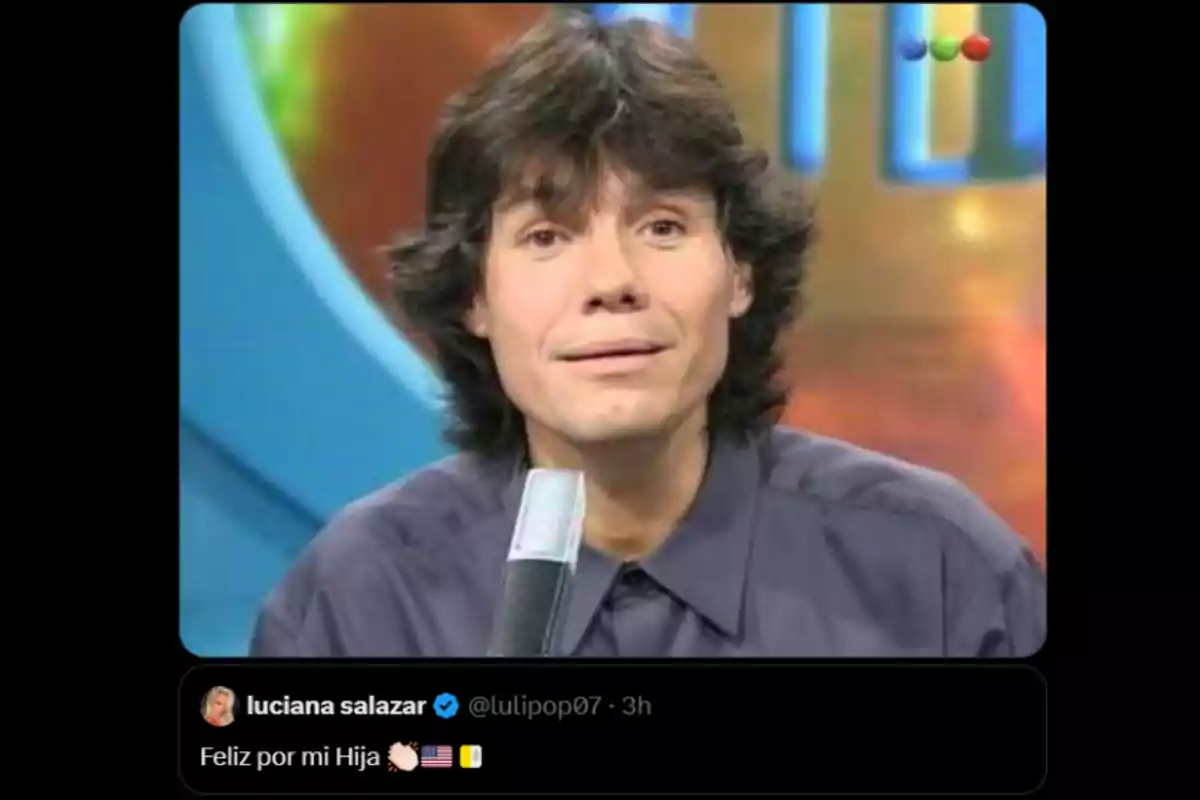 Un hombre con cabello oscuro y camisa oscura está frente a un micrófono en un estudio de televisión, con un mensaje en la parte inferior que dice Un hombre con cabello oscuro y camisa oscura está frente a un micrófono en un estudio de televisión, con un mensaje en la parte inferior que dice
