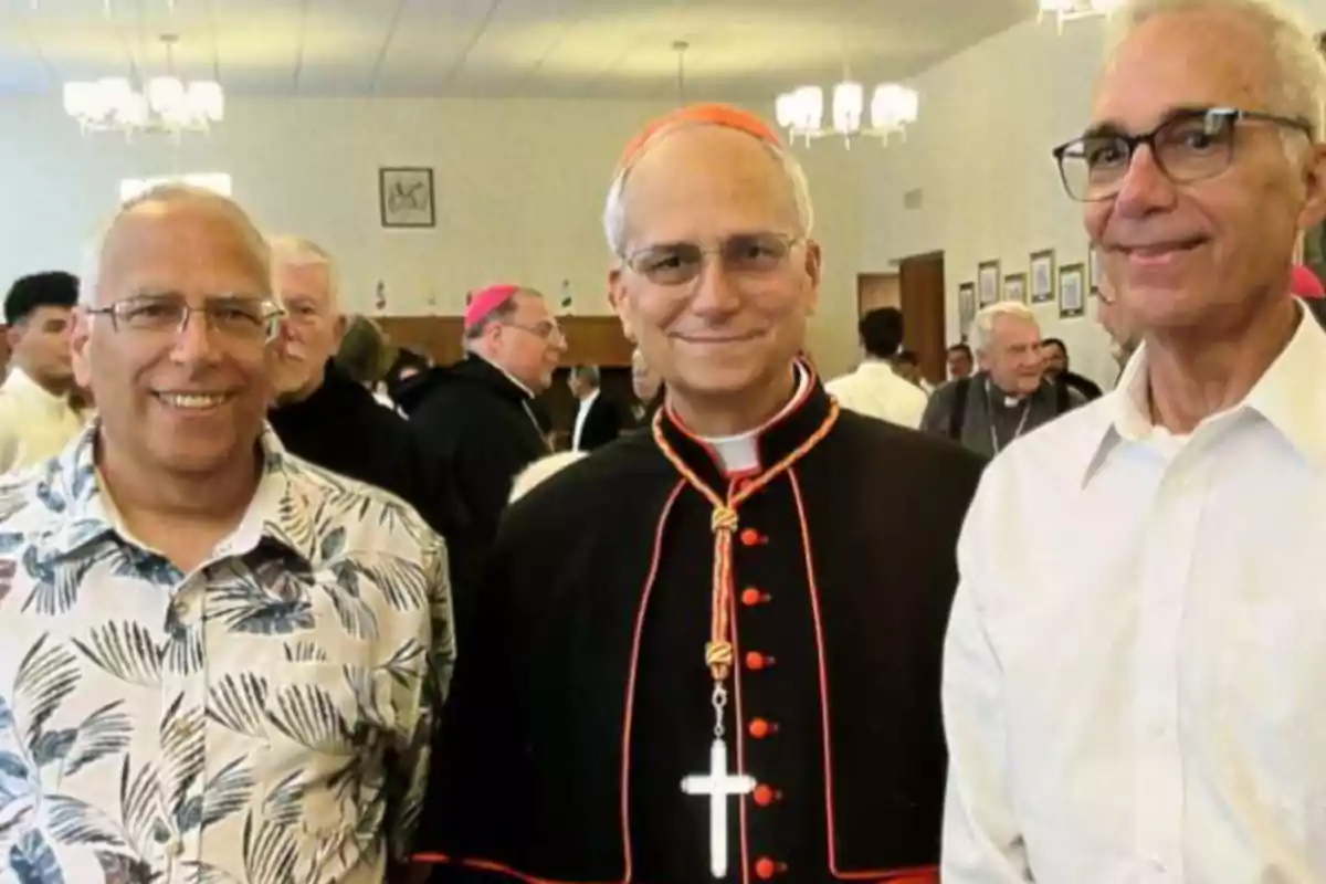 Tres hombres posan juntos en un evento formal, uno de ellos lleva vestimenta eclesiástica. Tres hombres posan juntos en un evento formal, uno de ellos lleva vestimenta eclesiástica.