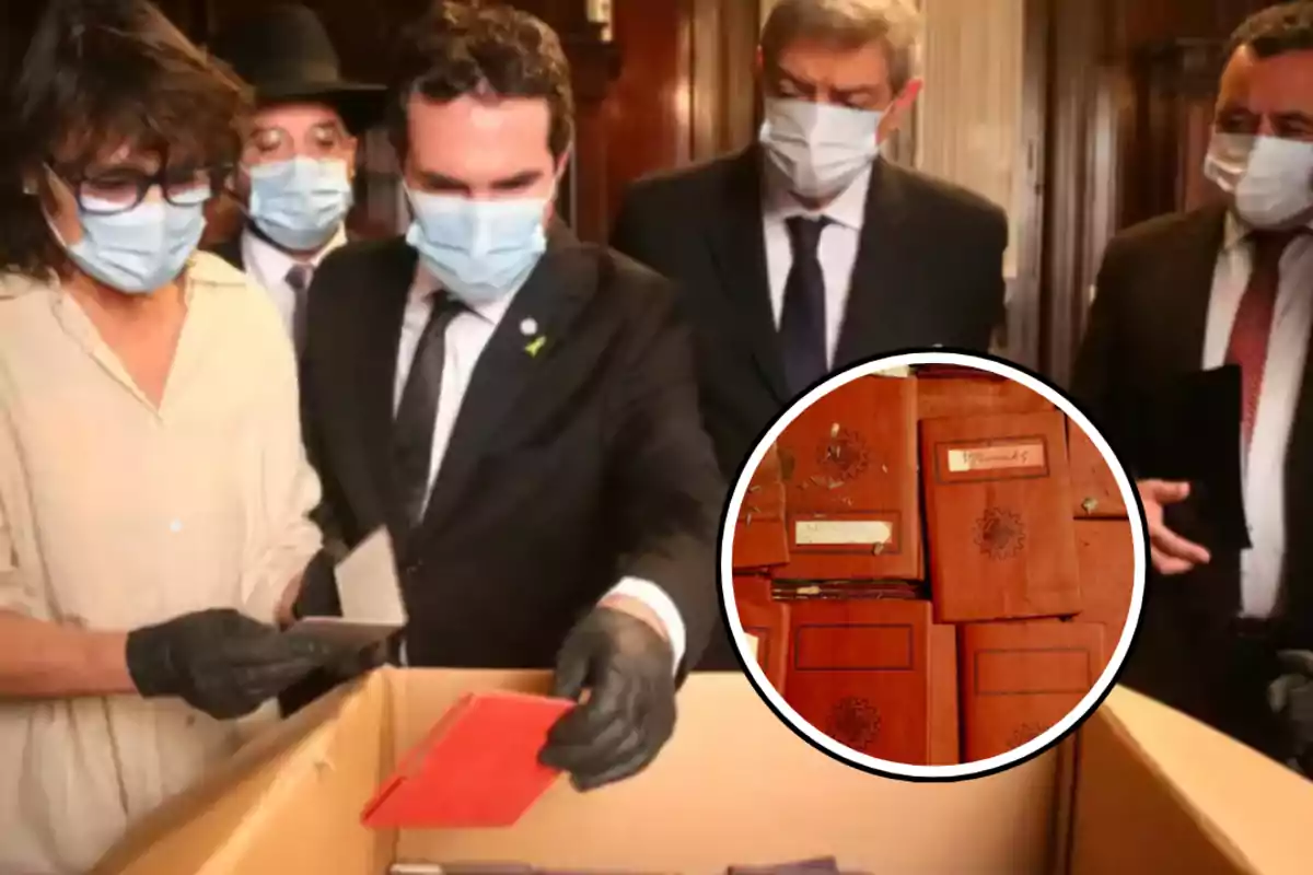 Un grupo de personas con mascarillas y guantes examina documentos en una caja, con un recuadro que muestra cuadernos antiguos.
