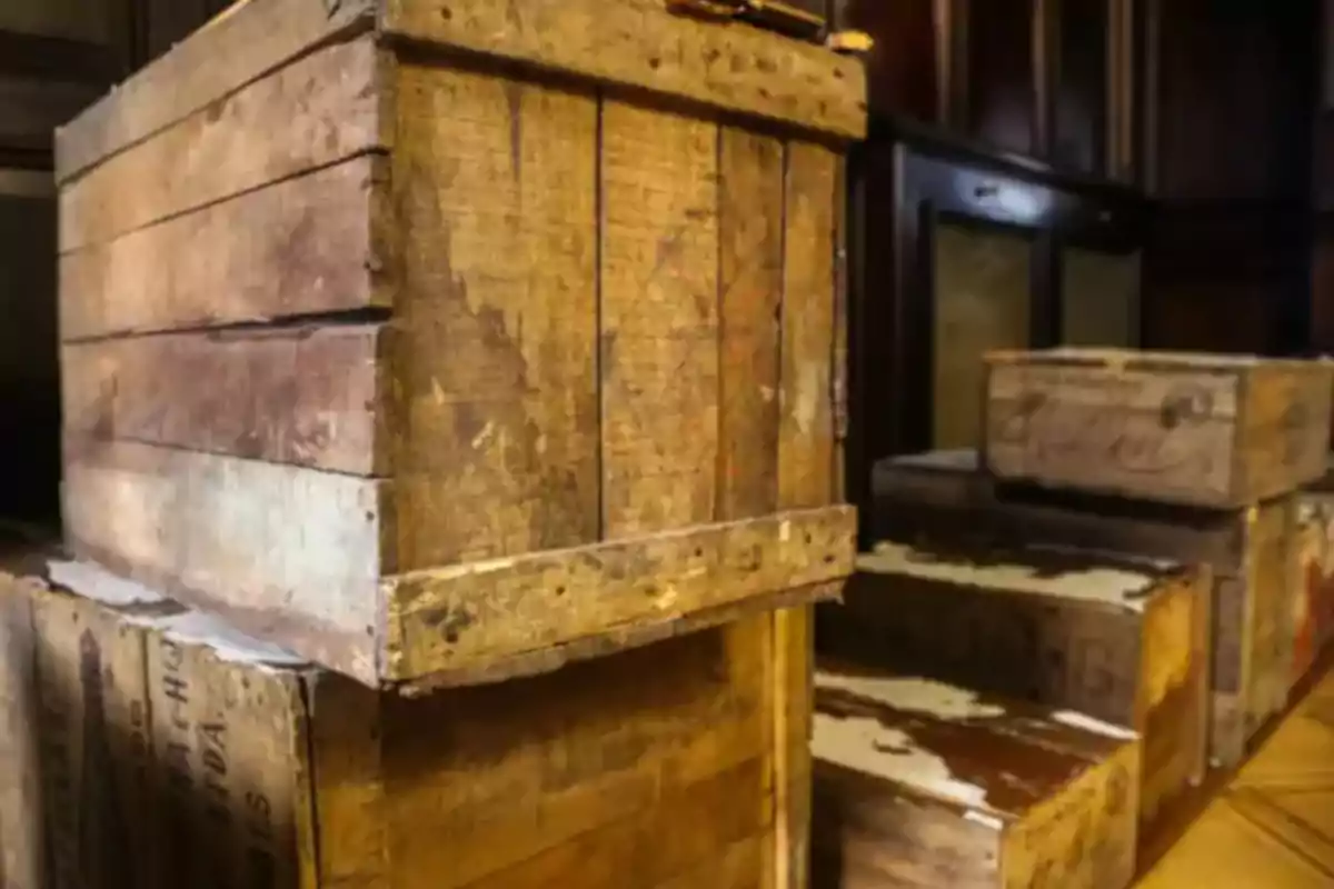Cajas de madera apiladas en un ambiente interior con luz tenue. Cajas de madera apiladas en un ambiente interior con luz tenue.