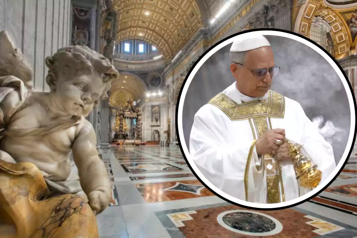 Un sacerdote vestido con vestimentas litúrgicas blancas y doradas sostiene un incensario en una iglesia con una estatua de un ángel en primer plano.