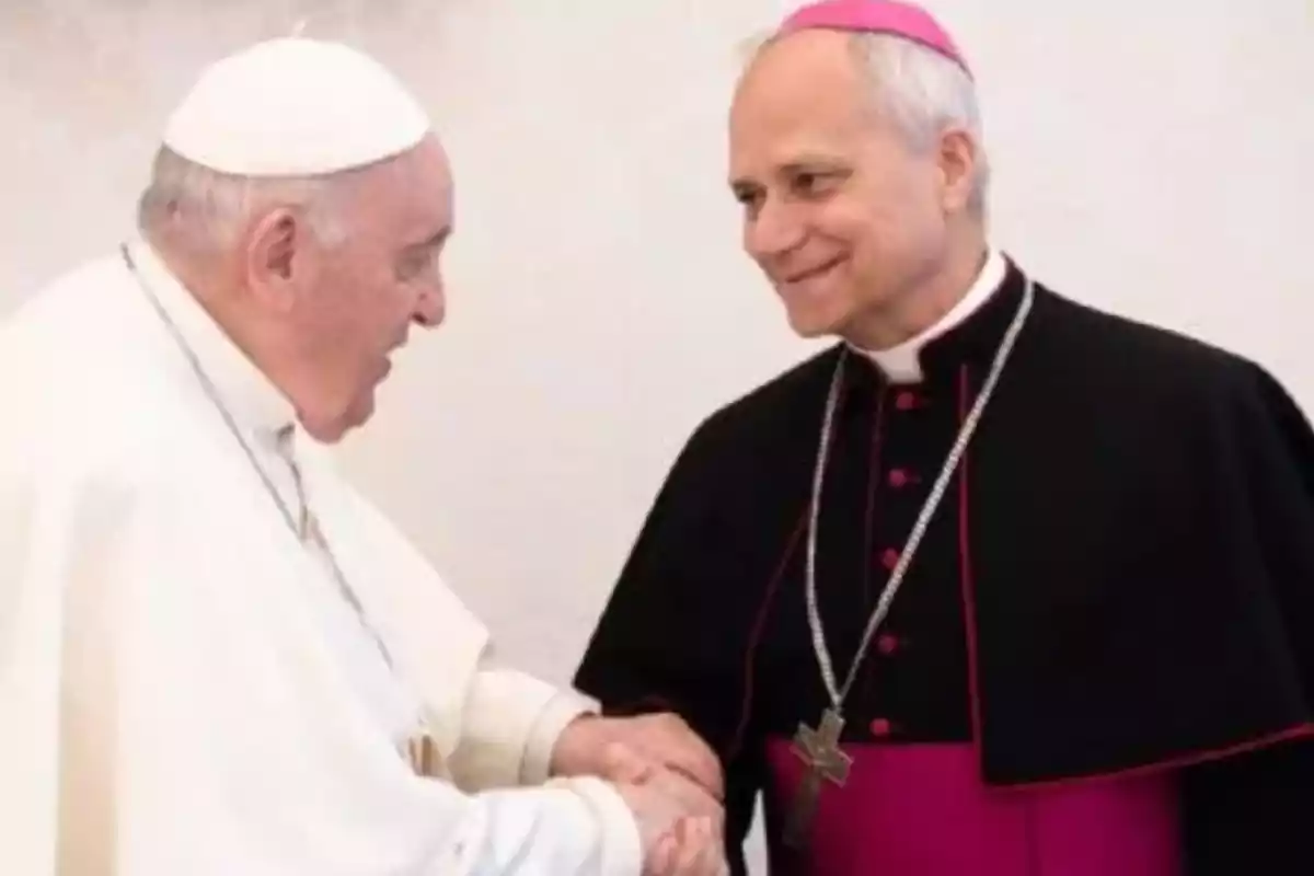 Dos líderes religiosos estrechándose la mano y sonriendo. Dos líderes religiosos estrechándose la mano y sonriendo.
