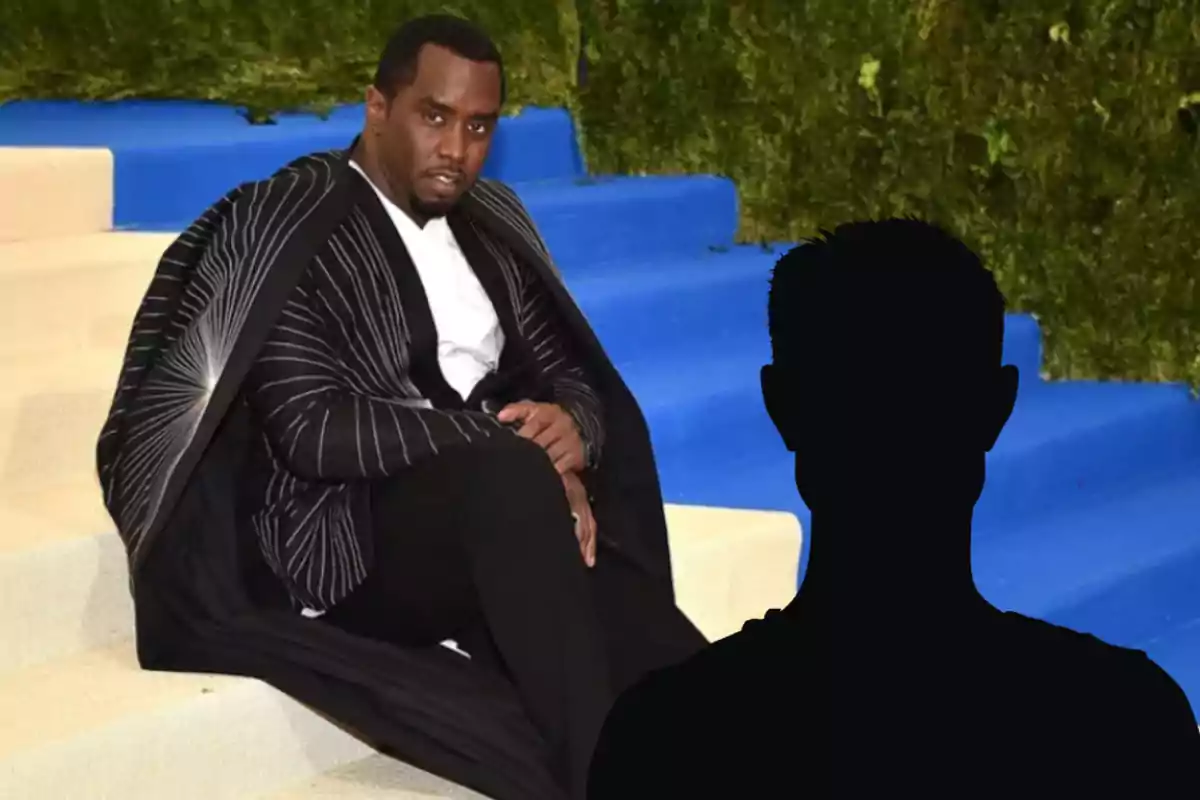 Un hombre con un elegante abrigo negro a rayas está sentado en unas escaleras alfombradas de azul y beige, mientras una silueta negra se superpone en primer plano.