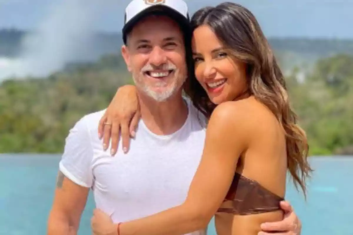 Una pareja sonriente posando al aire libre con un fondo de naturaleza. Una pareja sonriente posando al aire libre con un fondo de naturaleza.