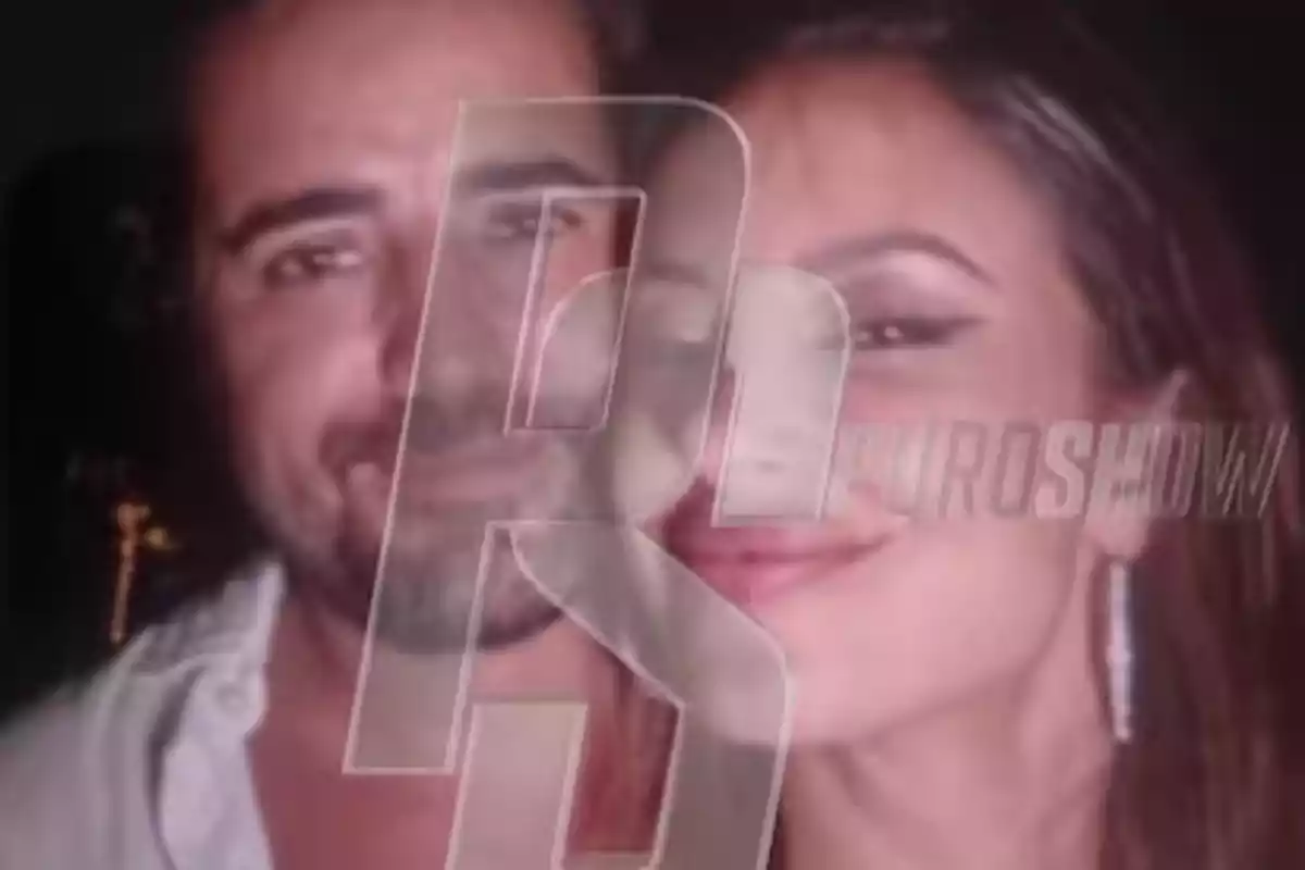 Una imagen de dos personas sonriendo con un logotipo semitransparente superpuesto. Una imagen de dos personas sonriendo con un logotipo semitransparente superpuesto.