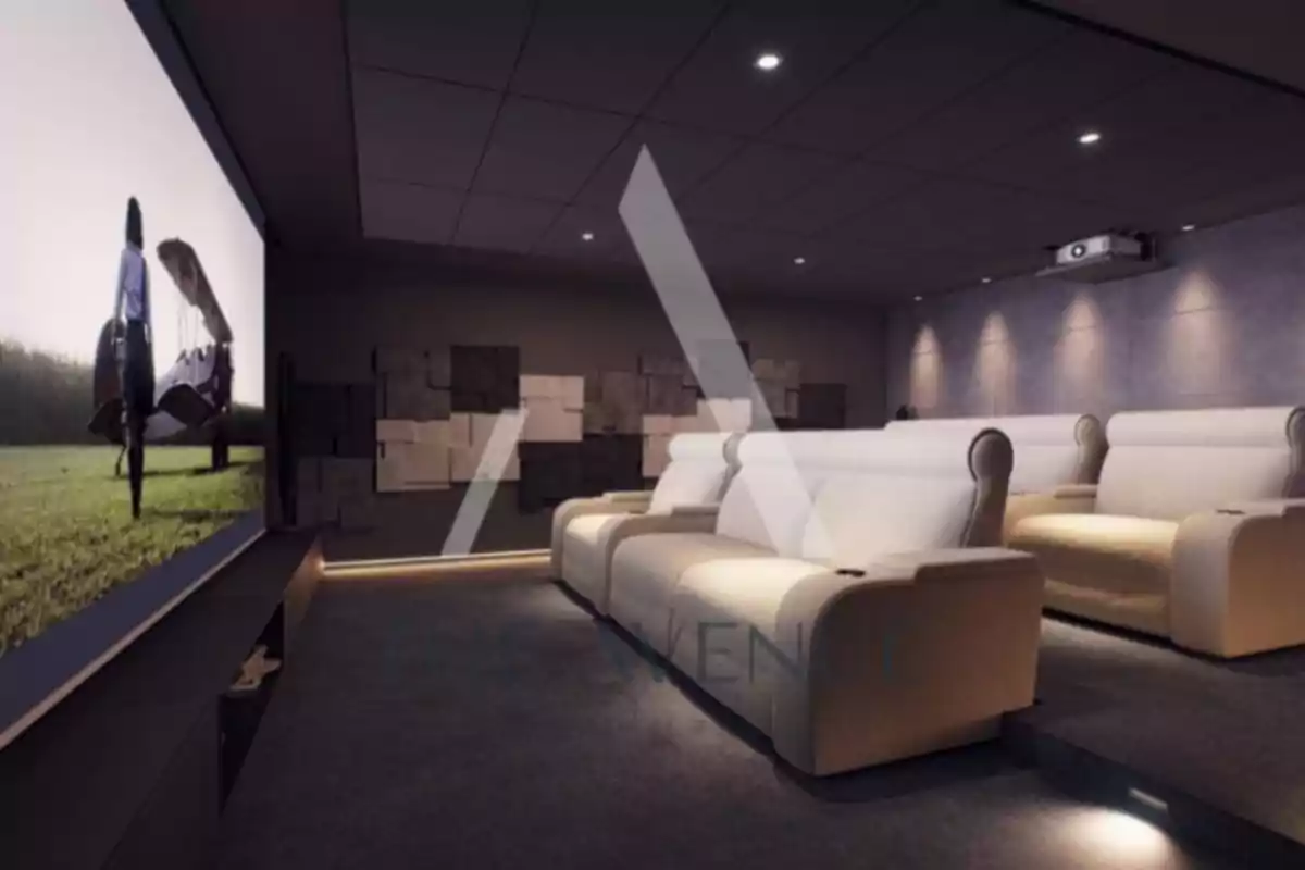 Sala de cine en casa con sillones beige, pantalla grande y proyector en el techo Sala de cine en casa con sillones beige, pantalla grande y proyector en el techo