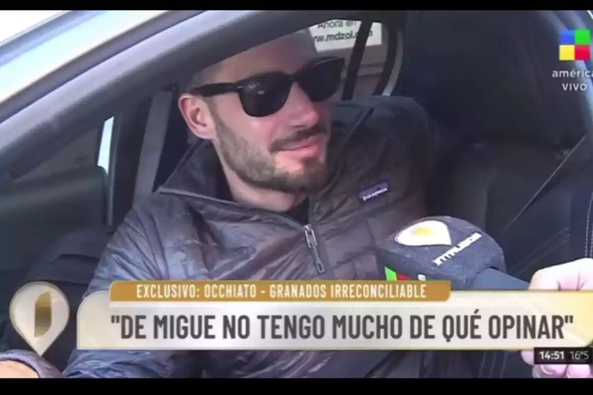 Hombre con gafas de sol y campera oscura siendo entrevistado dentro de un auto por un canal de televisión, con un zócalo que dice Hombre con gafas de sol y campera oscura siendo entrevistado dentro de un auto por un canal de televisión, con un zócalo que dice