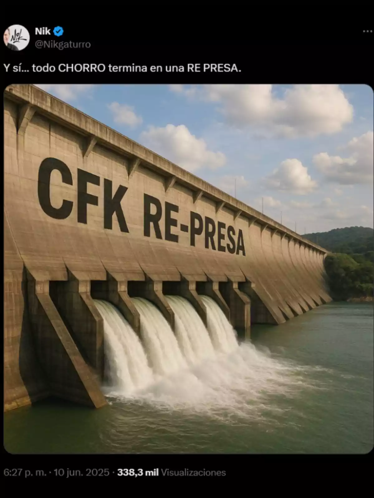 Imagen de una represa de concreto con agua saliendo por las compuertas y un texto grande en la pared que dice CFK RE-PRESA Imagen de una represa de concreto con agua saliendo por las compuertas y un texto grande en la pared que dice CFK RE-PRESA