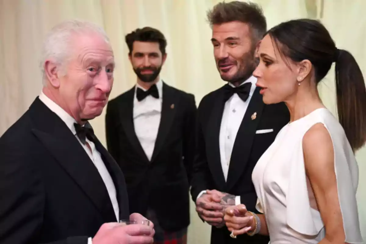 Cuatro personas elegantemente vestidas conversan y sonríen en un evento formal Cuatro personas elegantemente vestidas conversan y sonríen en un evento formal