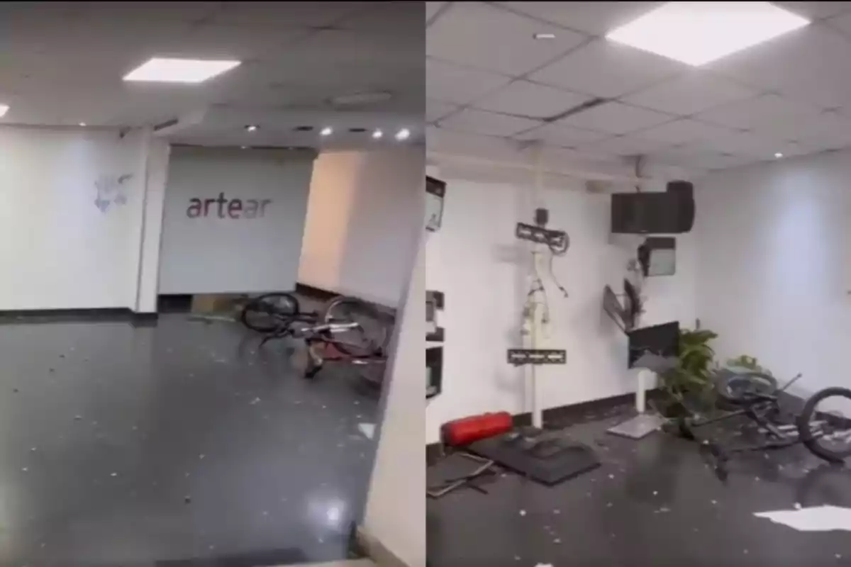 Oficinas con bicicletas tiradas en el suelo, monitores rotos, techo dañado y desorden general Oficinas con bicicletas tiradas en el suelo, monitores rotos, techo dañado y desorden general