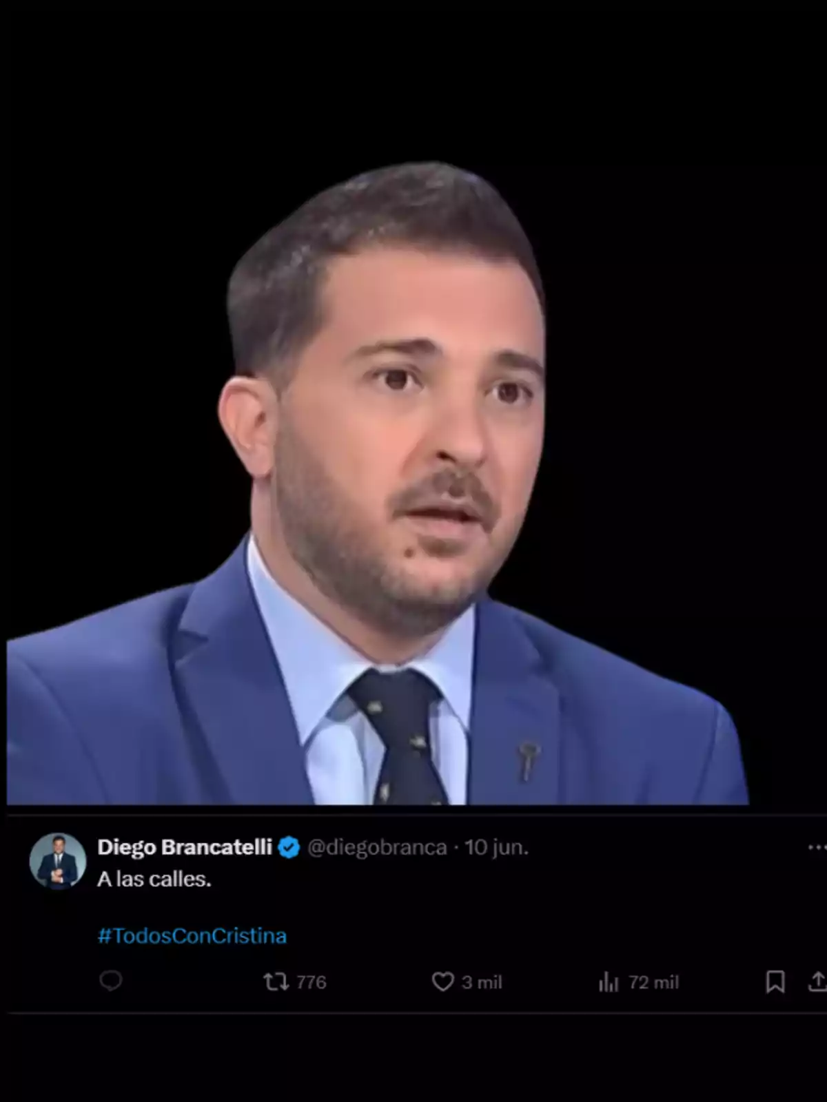 Hombre de cabello corto y barba recortada vistiendo saco azul y corbata, acompañado de un tuit que dice A las calles y el hashtag TodosConCristina Hombre de cabello corto y barba recortada vistiendo saco azul y corbata, acompañado de un tuit que dice A las calles y el hashtag TodosConCristina