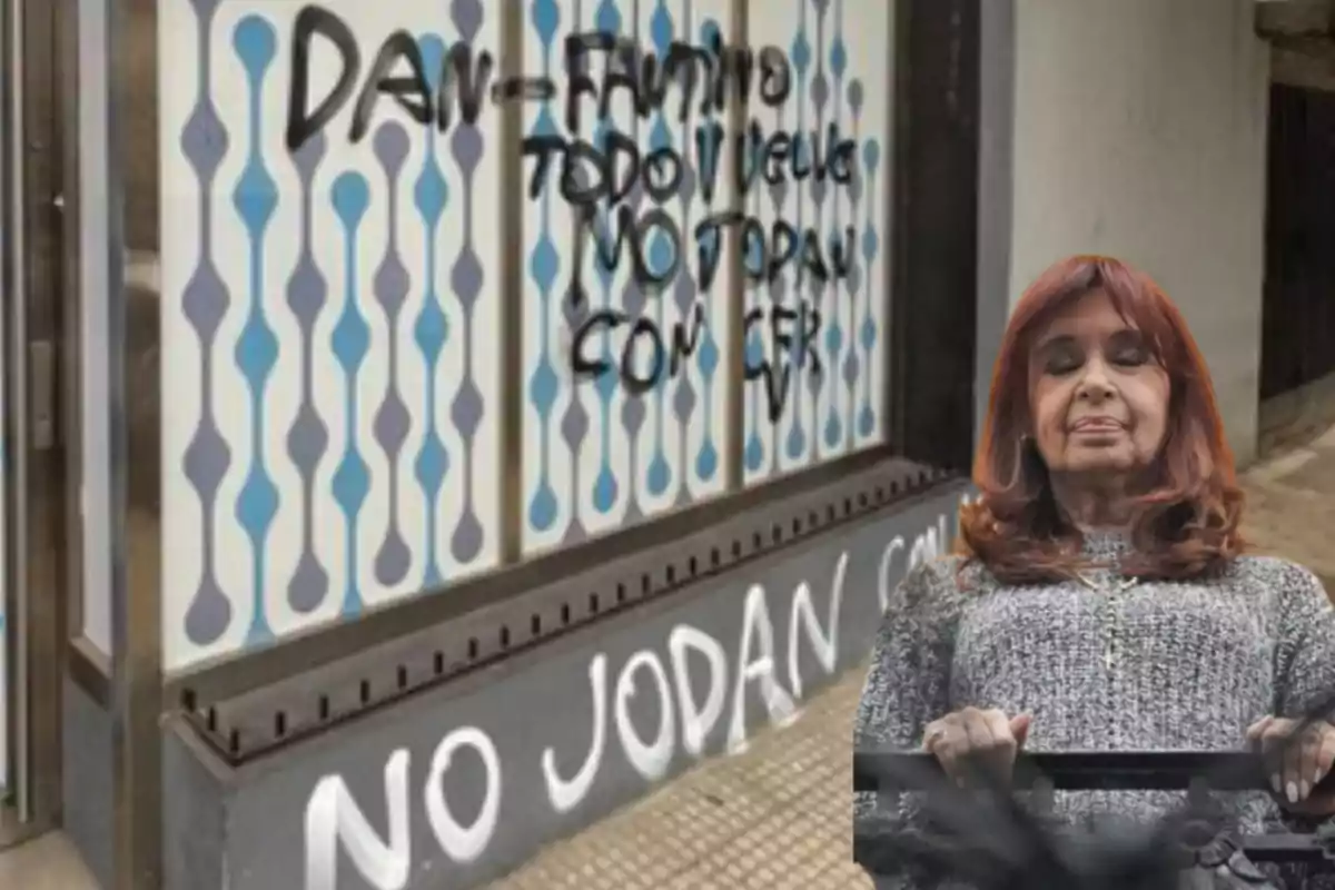 Una mujer de cabello rojizo y suéter gris aparece en primer plano con los ojos cerrados frente a una pared con grafitis en letras negras y blancas que incluyen la frase no jodan