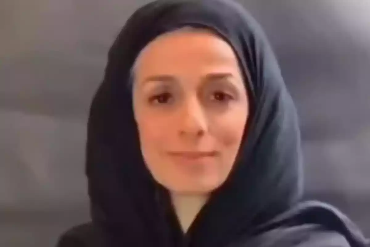 Mujer con velo negro mirando a la cámara con expresión serena