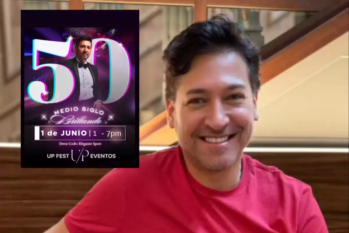 Hombre sonriente con camiseta roja sentado frente a una escalera de madera y al lado un cartel de invitación a una fiesta de 50 años con temática elegante