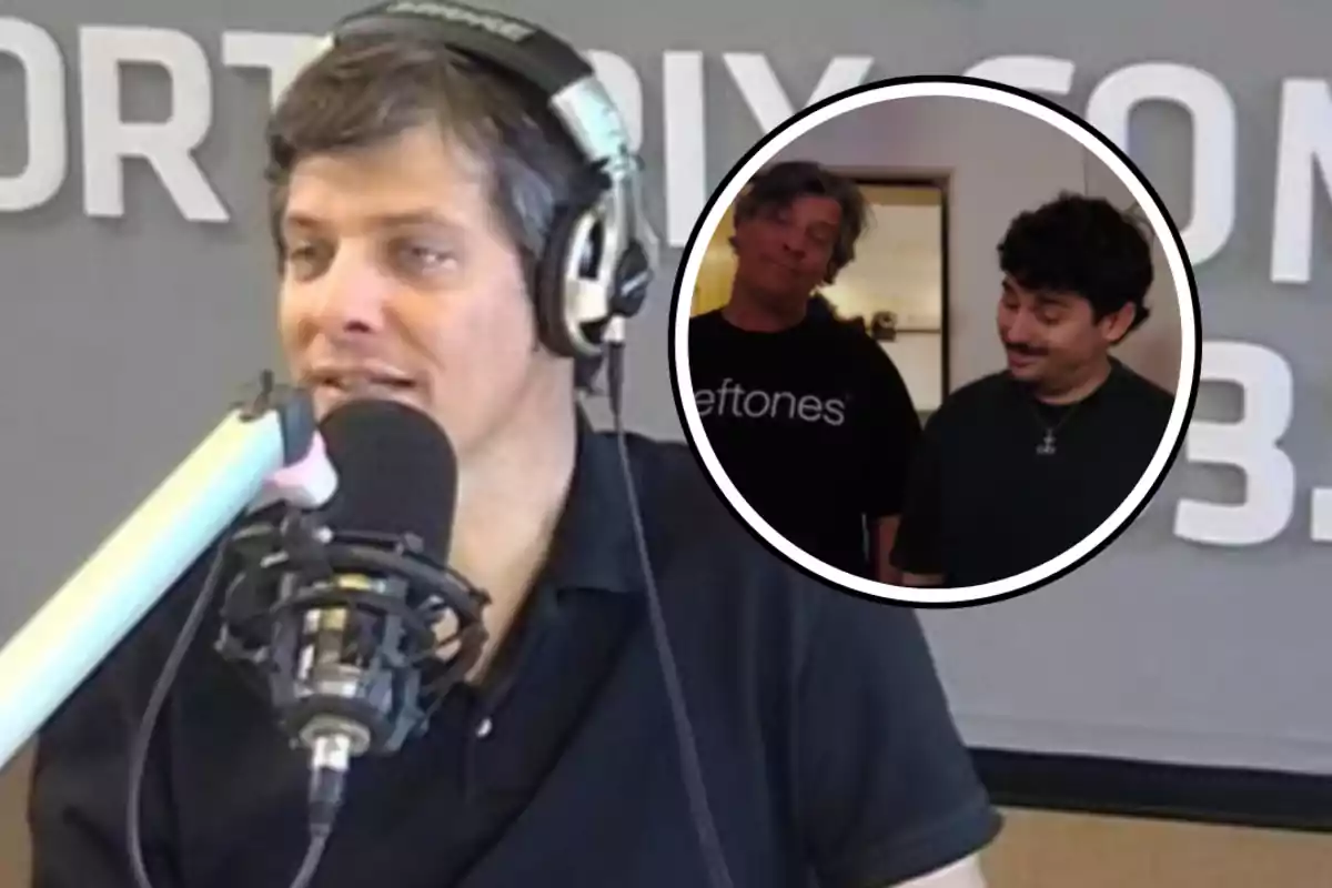 Un hombre con auriculares habla frente a un micrófono en un estudio de radio, mientras en un recuadro se ven dos personas sonriendo.