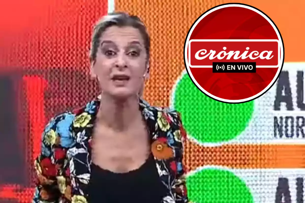 Mujer en un programa de televisión en vivo con un fondo colorido y el logo de "Crónica en Vivo" en la esquina.