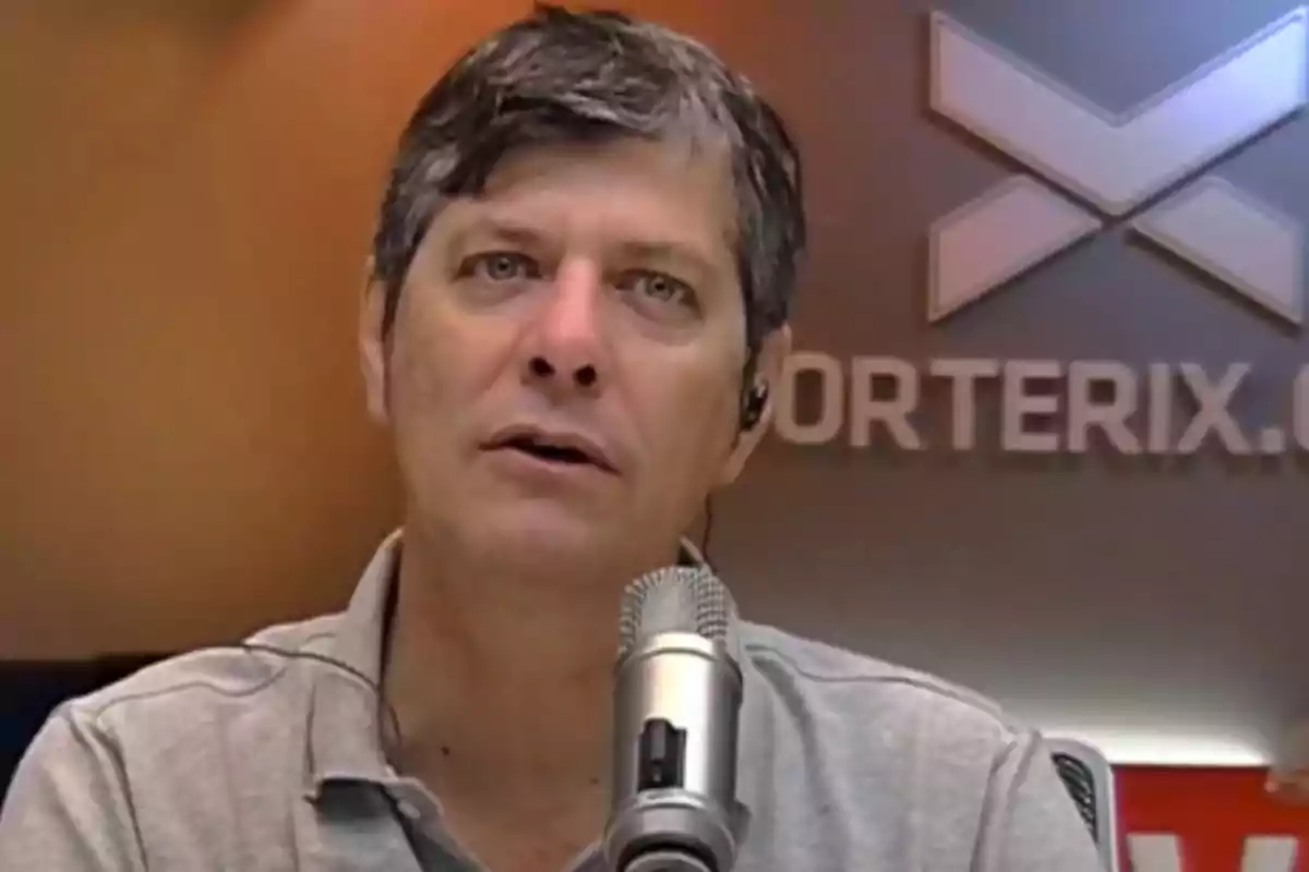 Hombre de cabello corto y canoso hablando frente a un micrófono en un estudio de radio con el logo de Vorterix en el fondo Hombre de cabello corto y canoso hablando frente a un micrófono en un estudio de radio con el logo de Vorterix en el fondo