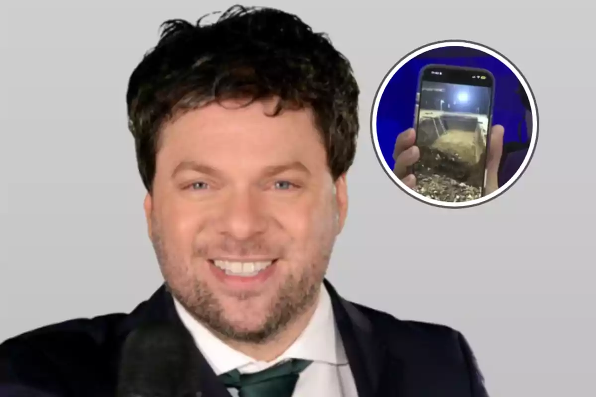 Un hombre sonriente con barba y cabello oscuro, vestido con traje y corbata, sostiene un micrófono; en un círculo al lado, se muestra un teléfono móvil con una imagen de un sitio de excavación.