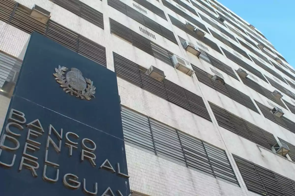 Edificio del Banco Central del Uruguay con fachada de ventanas y aire acondicionado. Edificio del Banco Central del Uruguay con fachada de ventanas y aire acondicionado.