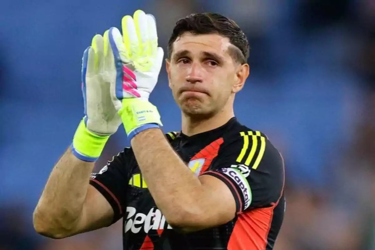 Portero de fútbol con expresión emotiva aplaudiendo con guantes puestos en un estadio Portero de fútbol con expresión emotiva aplaudiendo con guantes puestos en un estadio