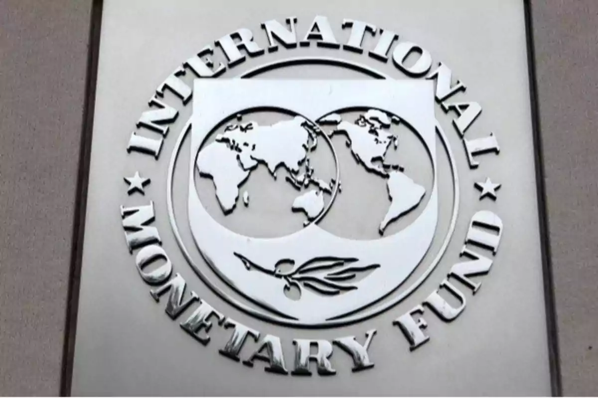 Logotipo del Fondo Monetario Internacional en una placa metálica. Logotipo del Fondo Monetario Internacional en una placa metálica.