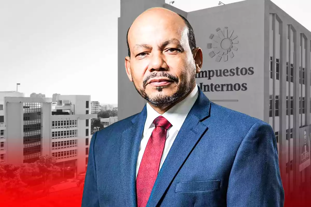 Un hombre con traje azul y corbata roja frente a un edificio con el texto "Impuestos Internos".