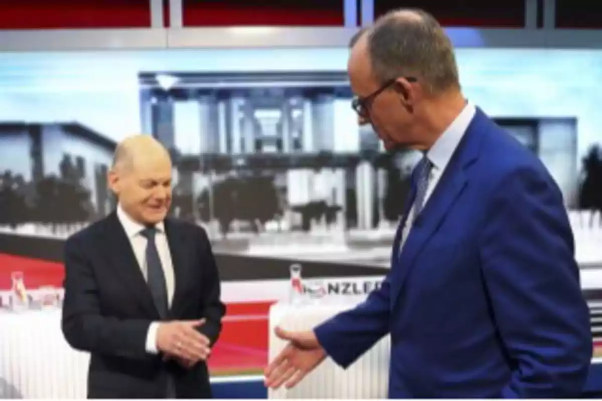 Dos hombres de traje en un estudio de televisión con un fondo de edificio borroso. Dos hombres de traje en un estudio de televisión con un fondo de edificio borroso.