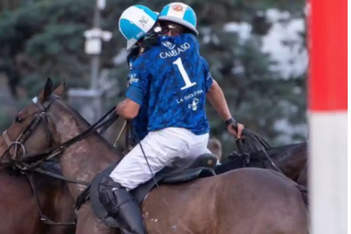 Dos jugadores de polo montados en sus caballos durante un partido.