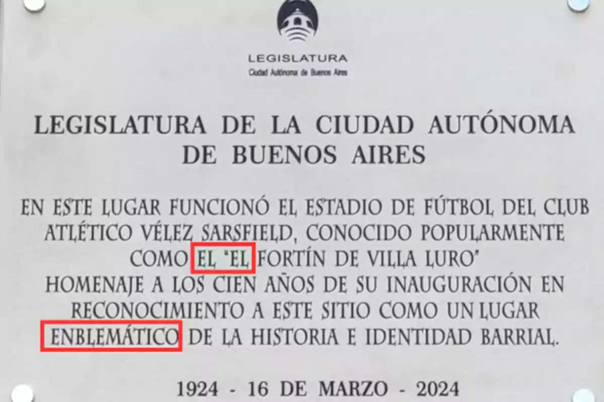 Commemorative plaque from the Legislature of the Autonomous City of Buenos Aires honoring the football stadium of Club Atlético Vélez Sarsfield, known as "El Fortín de Villa Luro," in recognition of its history and neighborhood identity.