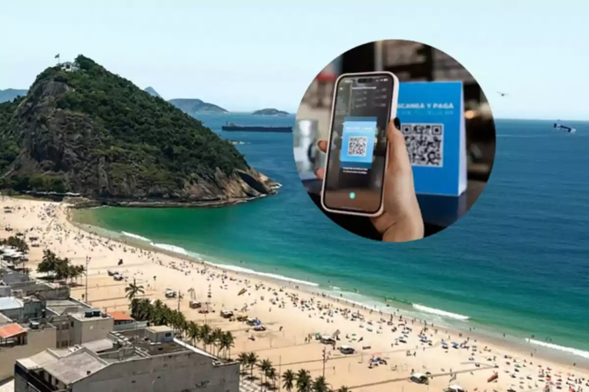 Una playa con un paisaje montañoso al fondo y un primer plano de un teléfono móvil escaneando un código QR.