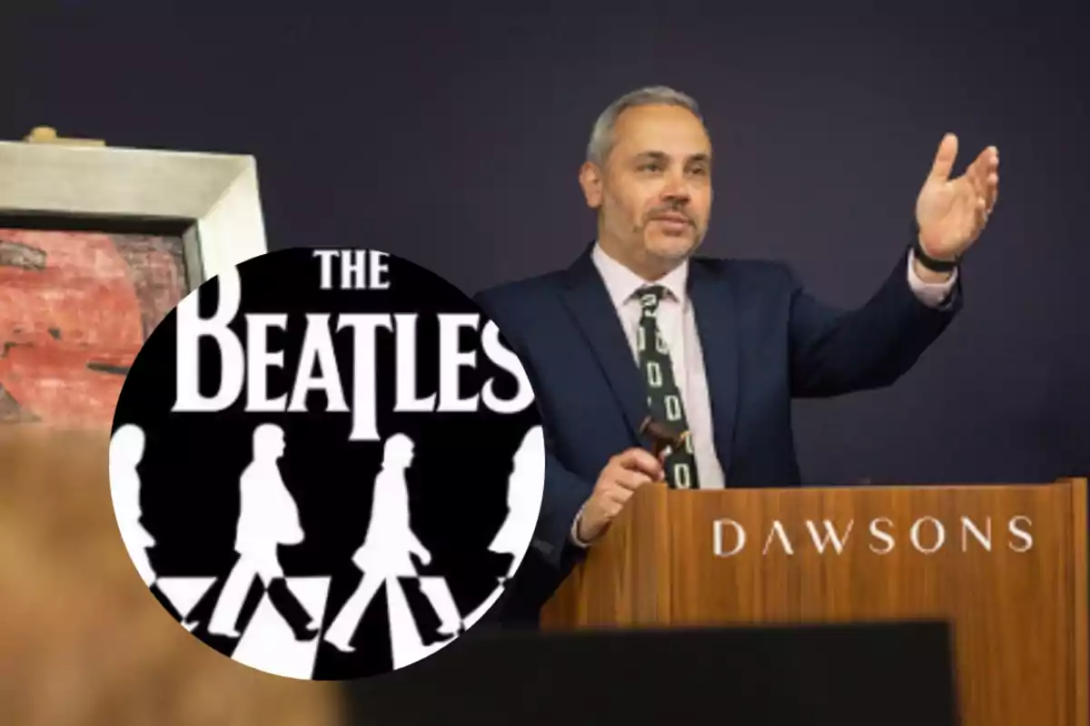 Un hombre en un podio de Dawsons gesticula mientras sostiene un martillo de subasta con un logotipo de The Beatles superpuesto en la imagen.