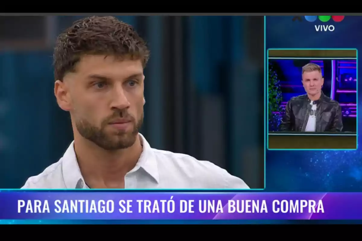 Un hombre con barba y cabello corto aparece en primer plano mientras en una pantalla pequeña se ve a otra persona con chaqueta de cuero en un estudio de televisión con el texto "Para Santiago se trató de una buena compra" en la parte inferior.