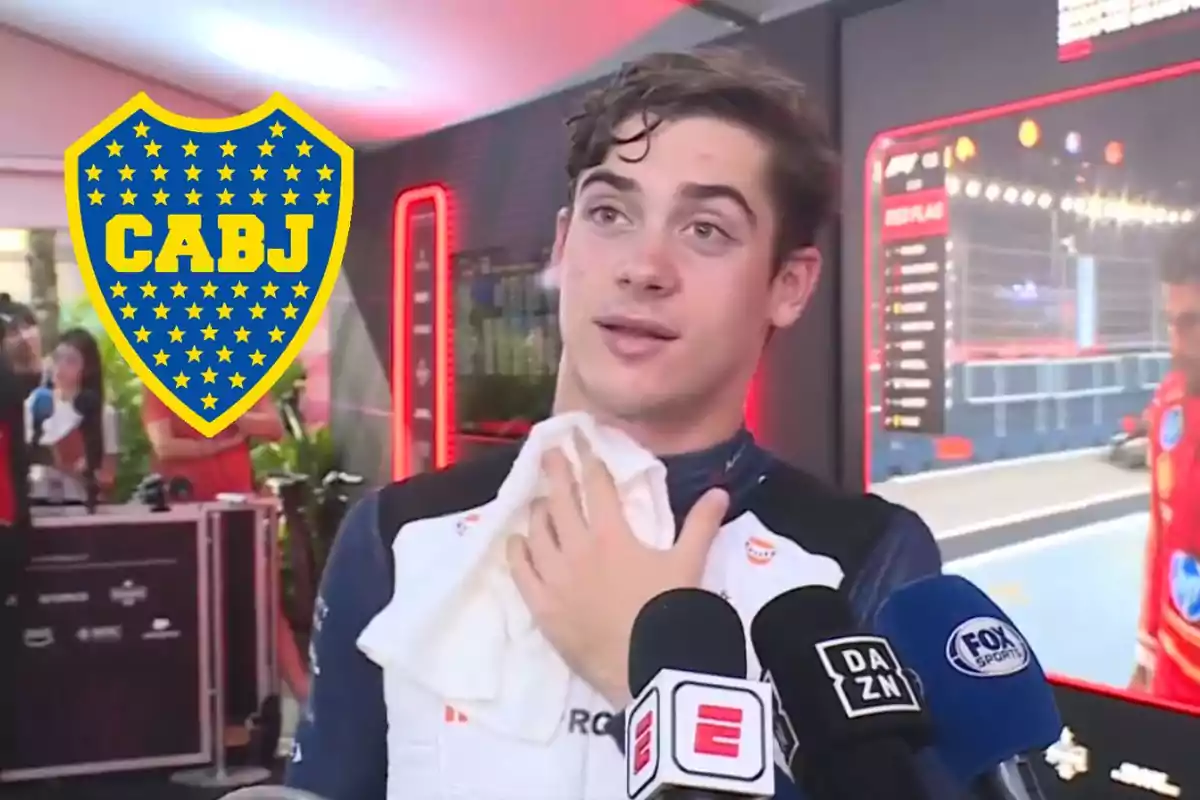 Un piloto de carreras siendo entrevistado por varios medios de comunicación con el escudo de Boca Juniors superpuesto en la imagen.