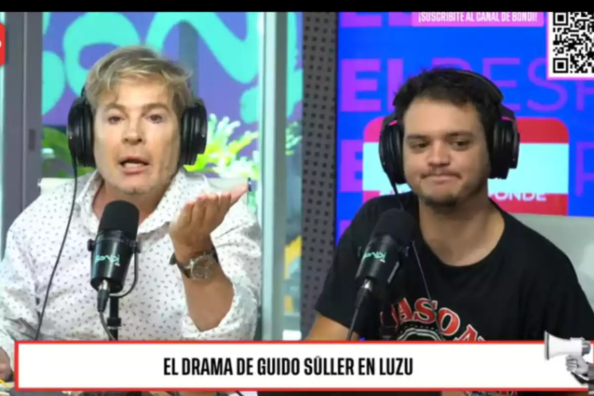 Dos personas con auriculares y micrófonos en un estudio de grabación durante una transmisión en vivo.