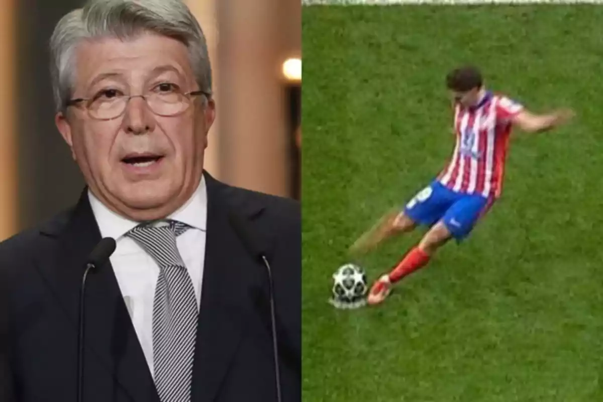 Un hombre con gafas y traje habla en un micrófono mientras un jugador de fútbol con uniforme a rayas rojas y blancas patea un balón en el campo.