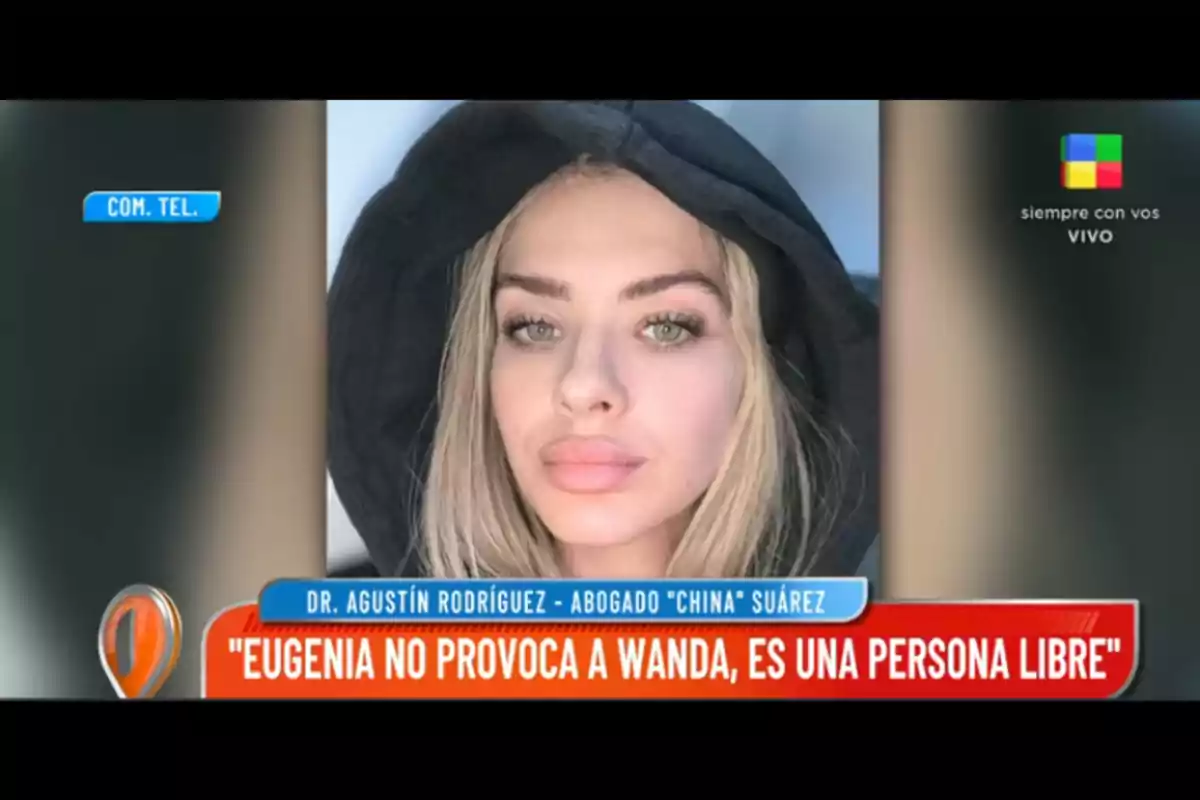 Una mujer con capucha negra aparece en un programa de televisión con un texto en la parte inferior que dice "Eugenia no provoca a Wanda, es una persona libre".