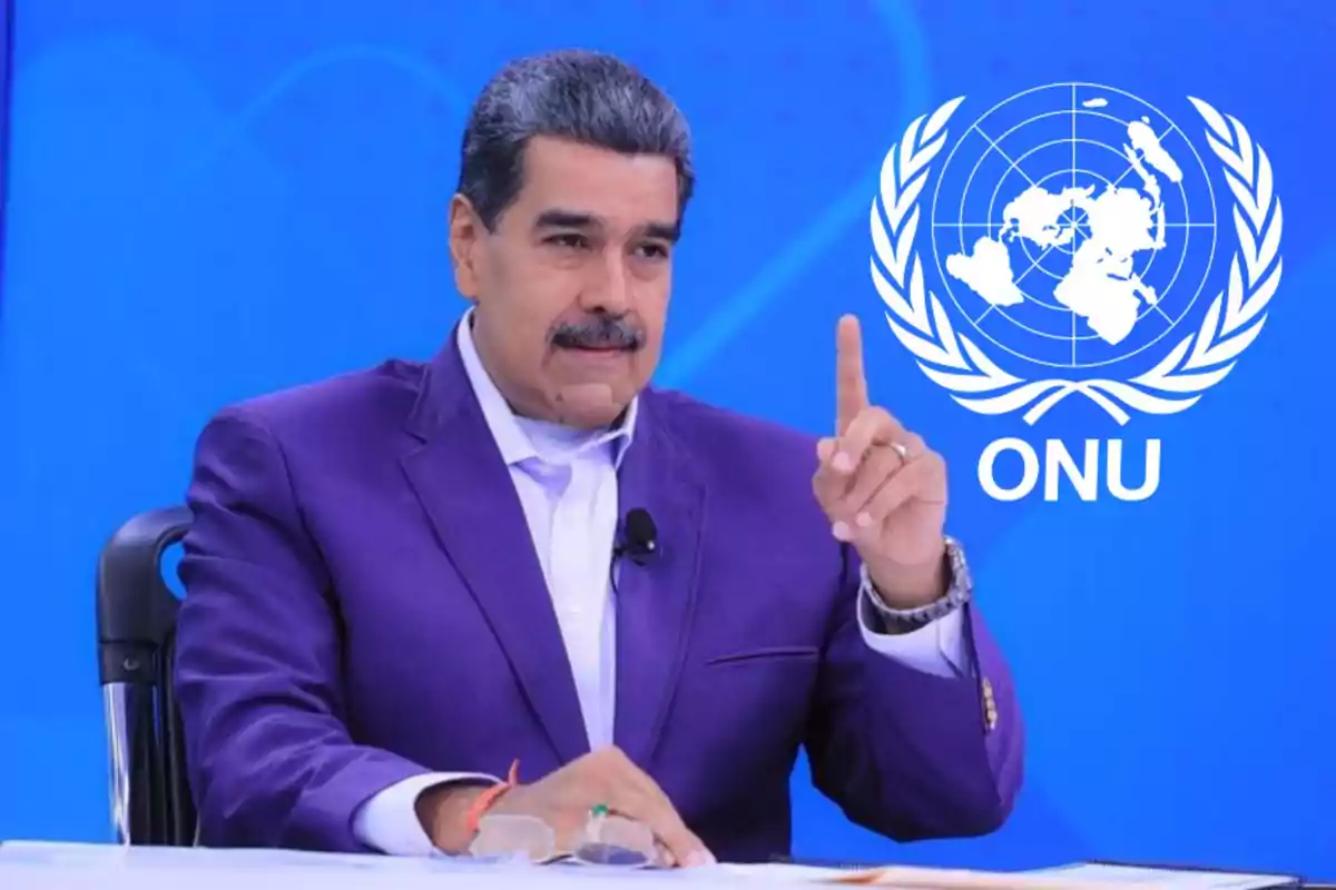 Persona con traje morado hablando frente a un logotipo de la ONU.