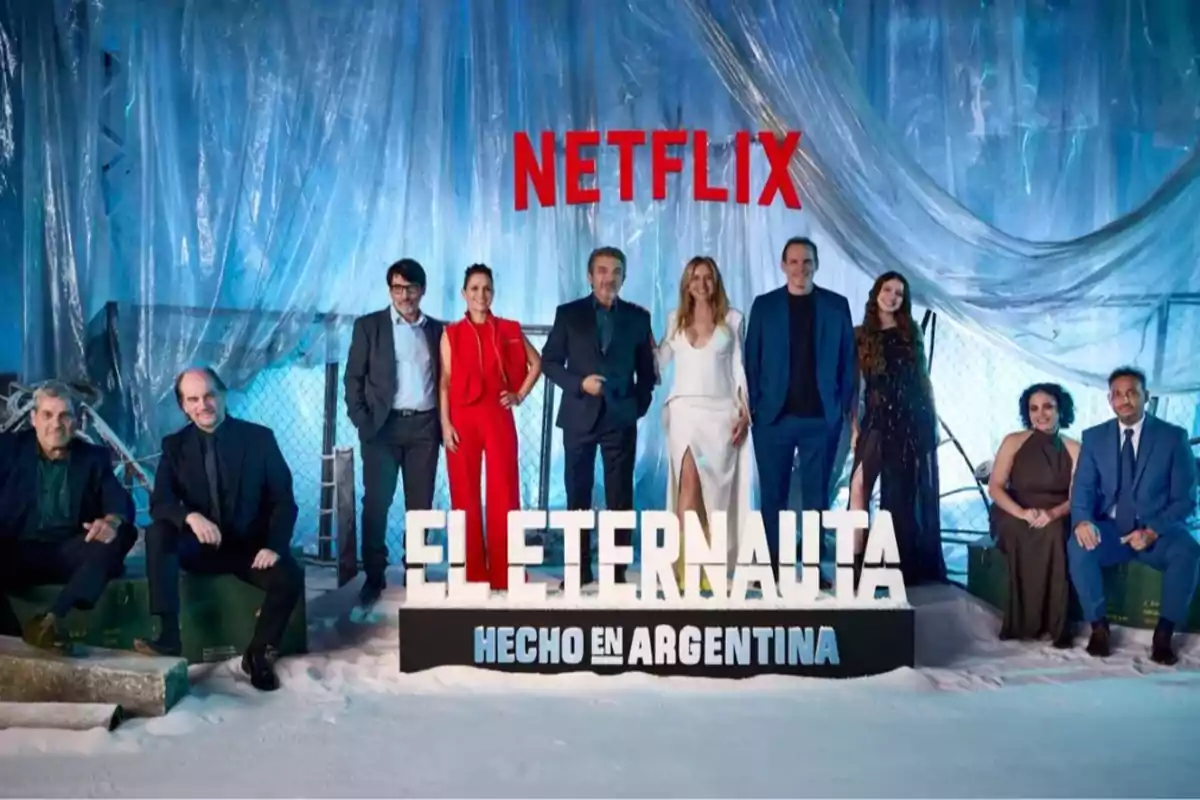 A group of people posing in front of a blue background with the Netflix logo and a sign that says "The Eternaut Made in Argentina."