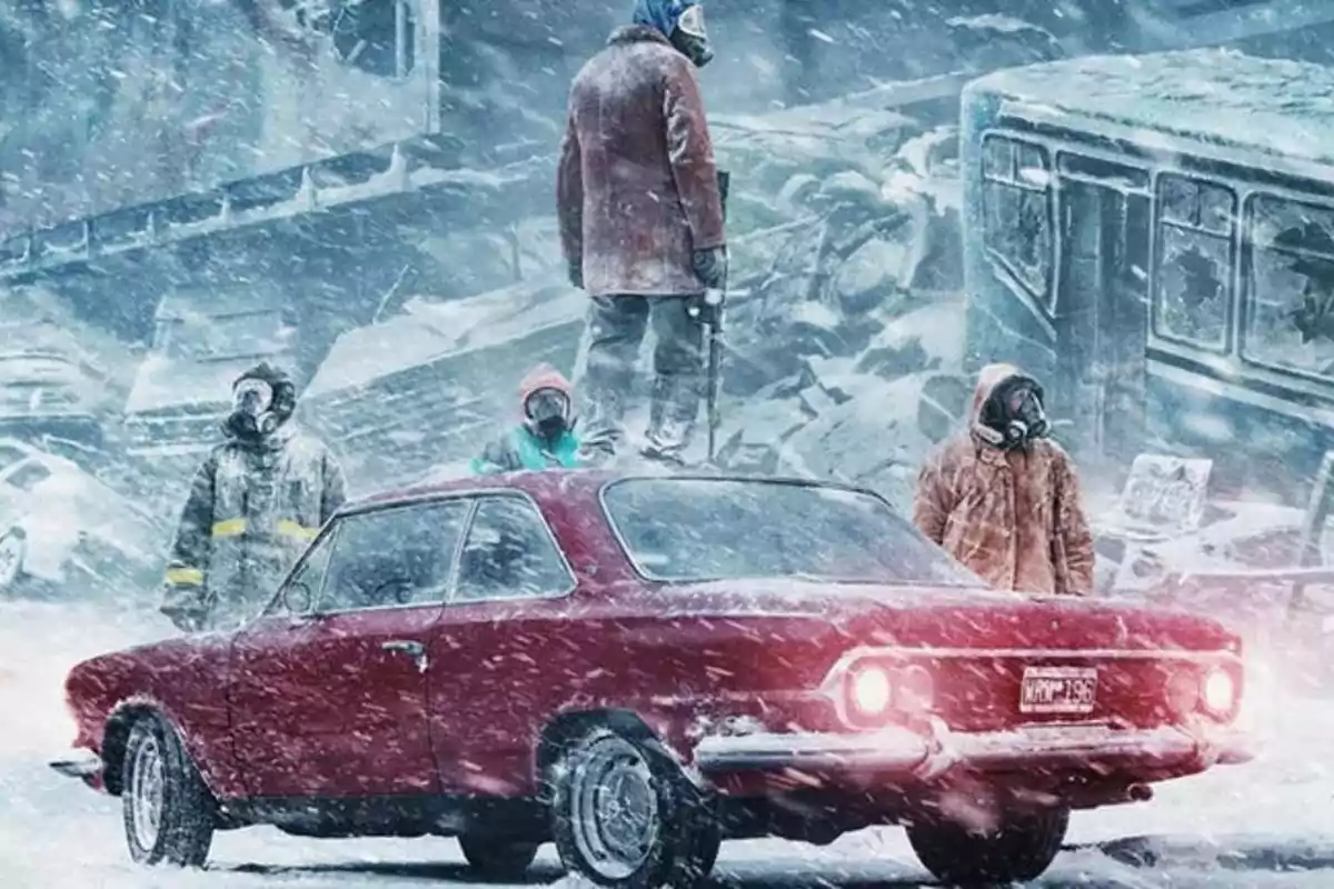 Un grupo de personas con máscaras de gas se encuentra en un paisaje nevado y desolado junto a un auto rojo cubierto de nieve. Un grupo de personas con máscaras de gas se encuentra en un paisaje nevado y desolado junto a un auto rojo cubierto de nieve.