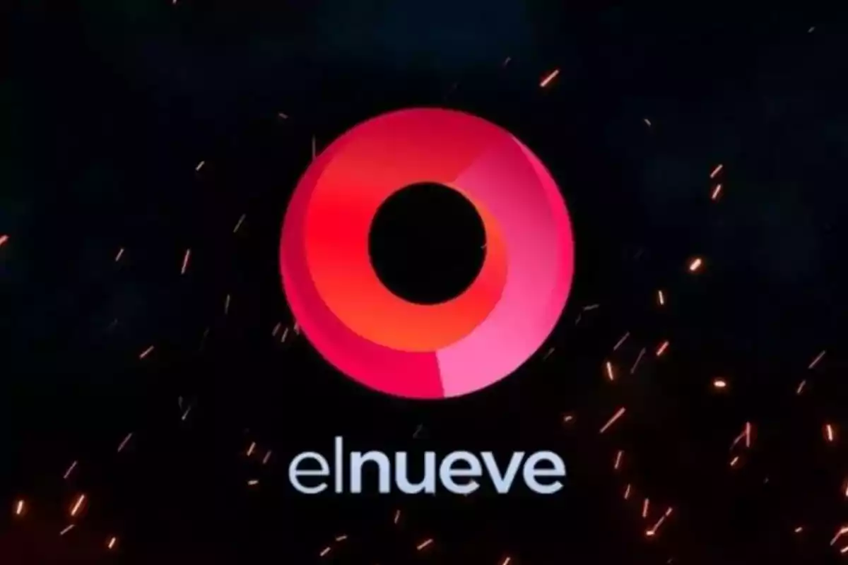 Logotipo de un canal de televisión con un diseño circular en tonos rojos y rosados sobre un fondo oscuro con chispas naranjas. Logotipo de un canal de televisión con un diseño circular en tonos rojos y rosados sobre un fondo oscuro con chispas naranjas.