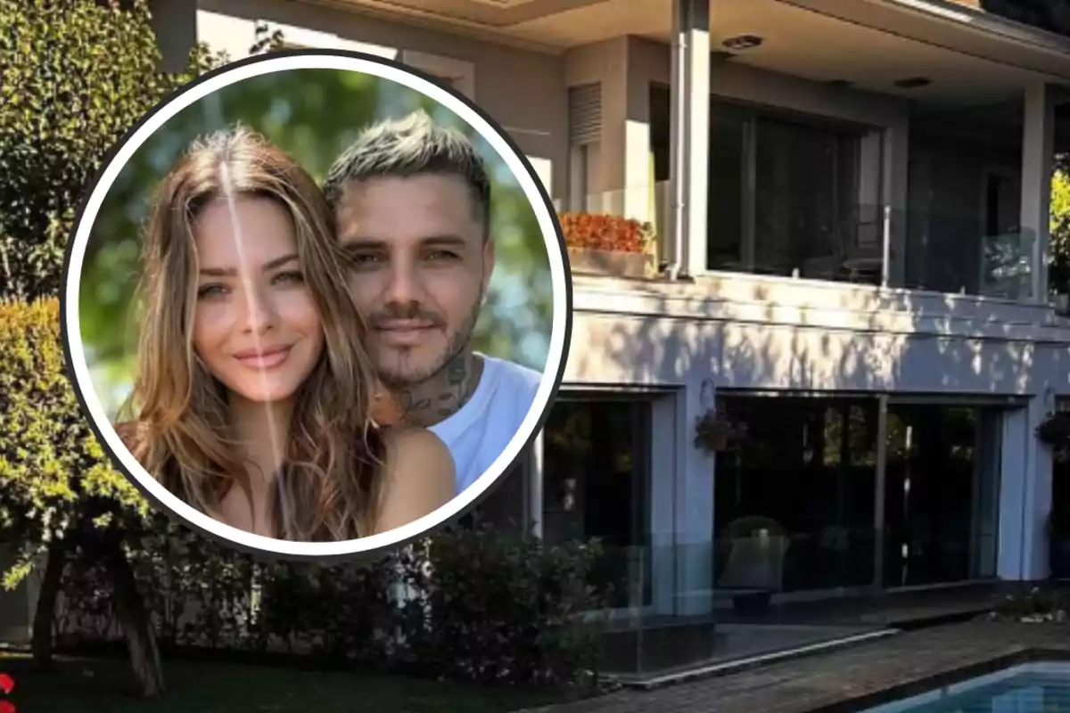 Una pareja sonriente en un jardín frente a una casa moderna con piscina.