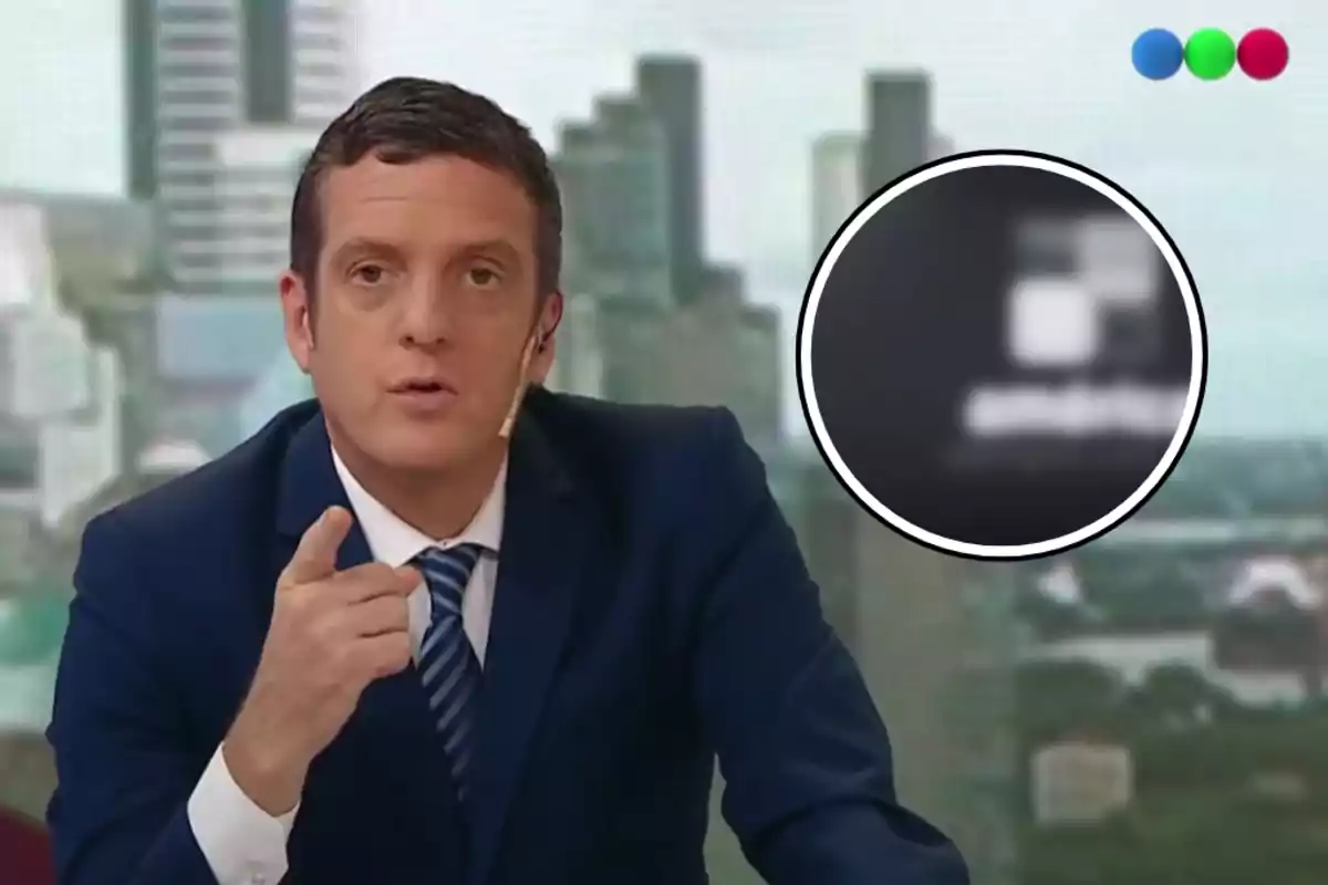 Un presentador de noticias en un estudio de televisión con un fondo urbano y un gráfico circular ampliado en la esquina superior derecha.