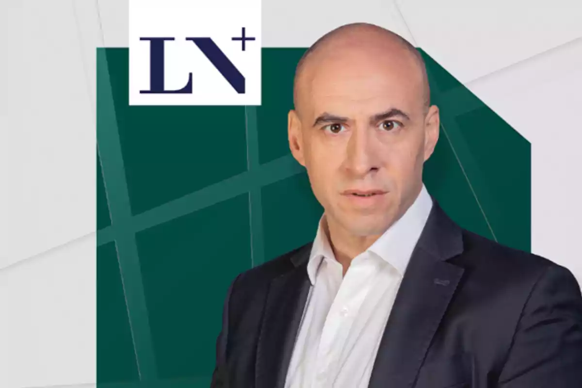 Un hombre calvo con traje oscuro y camisa blanca frente a un fondo geométrico verde y blanco con el logo "LN+".