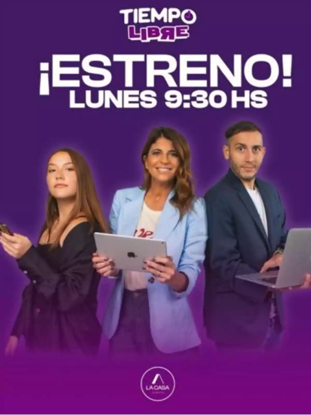 Tres personas posan con dispositivos electrónicos sobre un fondo morado con el texto Tres personas posan con dispositivos electrónicos sobre un fondo morado con el texto