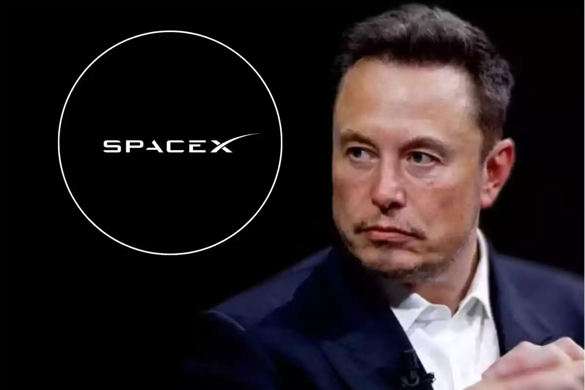 Elon Musk, quien tiene acceso limitado a la información de SpaceX, en traje oscuro junto al logo de SpaceX sobre un fondo negro.