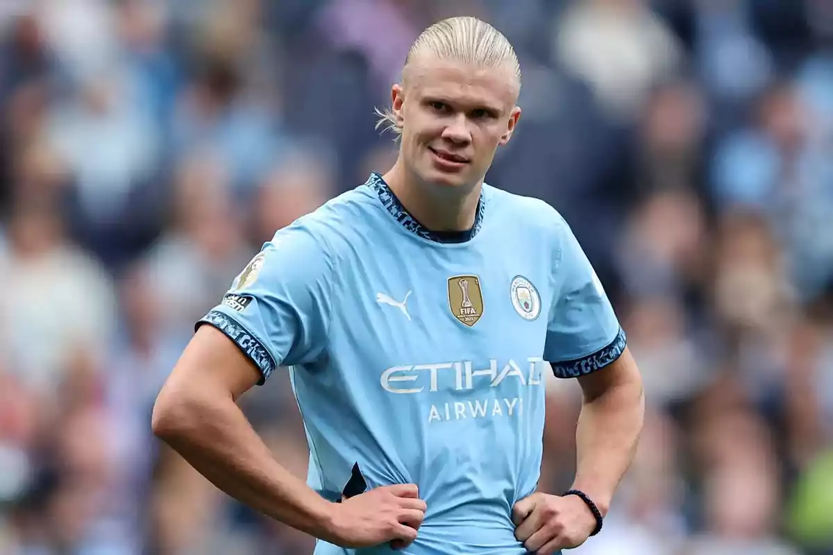 Futbolista con uniforme celeste del Manchester City en el campo de juego con las manos en la cintura Futbolista con uniforme celeste del Manchester City en el campo de juego con las manos en la cintura