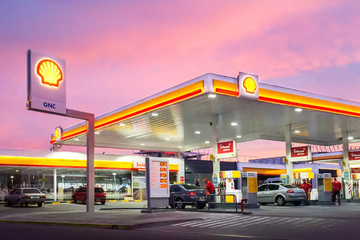 Estación de servicio Shell al atardecer con varios autos repostando en la Nochebuena de 2024.